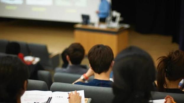 ÜNİVERSİTEDE YAPAY ZEKÂ KURALLARI DEĞİŞTİ! Tez hazırlayan öğrenciler artık bunu yapacak