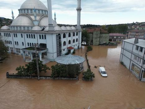 Sel mahalleyi yuttu! Sular 50 santimetreye ulaştı