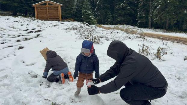 Karabük'te sezonun ilk karı yağdı! Tadını çocuklar çıkarttı