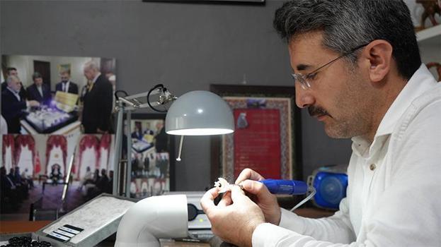 Erzurum'da üretiyor, dünyada tek! Nöbetten çıkıp tezgah başında saatlerce işliyor, bitmesi 5 ay sürüyor