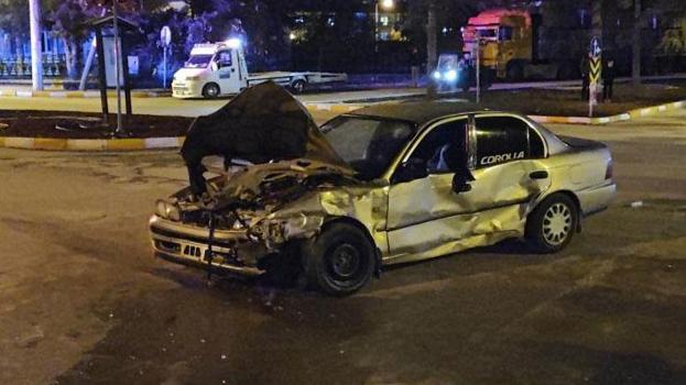 İki otomobilin çarpışması sonucu 3 kişi yaralandı