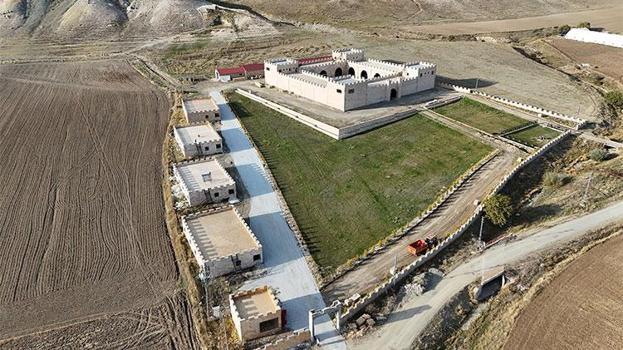 Görenler orta çağ şatosu sanıyor! Kale Çiftlik Projesi için tarih verildi