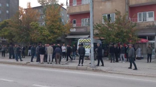 Sürücüsü kalp krizi geçiren öğrenci servisi binaya çarptı