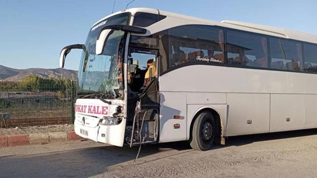 Otobüs ile traktörün çarpıştığı kazada 1 kişi yaralandı