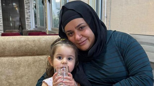Anne ile 4 yaşındaki kızına otomobil çarptı: Anne öldü kızı ağır yaralandı