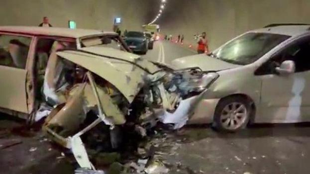 Tünelde hafif ticari araçla otomobil çarpıştı kazada 3 kişi yaralandı