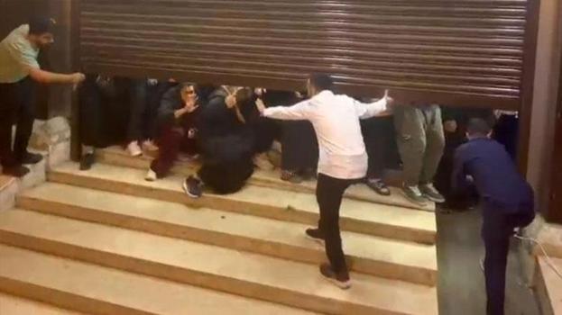 Mağazadaki indirim izdihamı kamerada: Yüzlerce kişi aynı anda akın etti