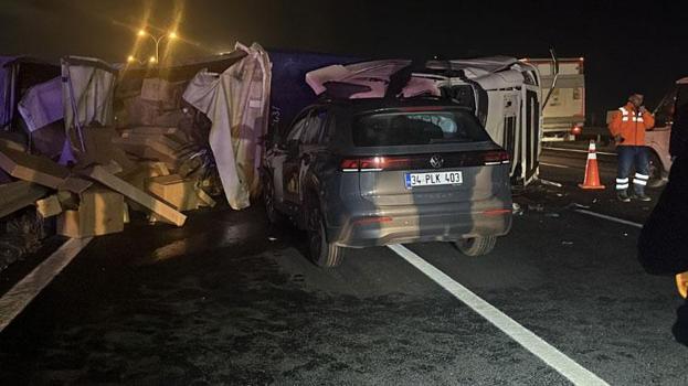 Kontrolden çıkarak karşı şeride geçen TIR otomobile çarptı 1 ölü 2 yaralı