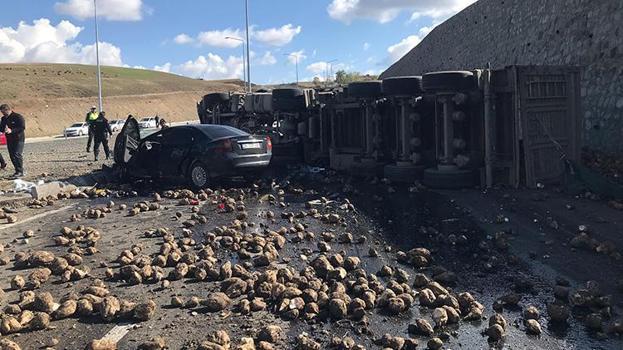 Ağrı'da can alan trafik kazası: TIR ile otomobil çarpıştı 4 kişi hayatını kaybetti