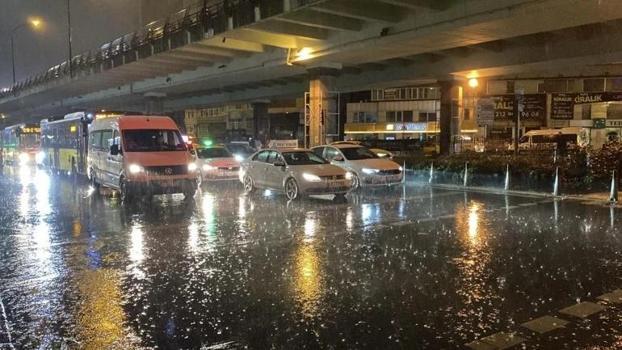 İstanbul’da sağanak yağış sonrası Pendik ve Tuzla’da yollar göle döndü