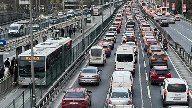 İstanbul'da yağış trafiği kilitledi! Yoğunluk yüzde 80'i buldu