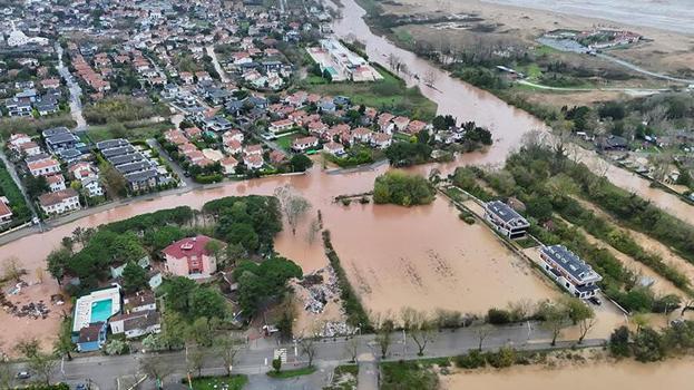 Şile'de dereler taştı, yollar göle döndü! Bazı yollar trafiğe kapatıldı