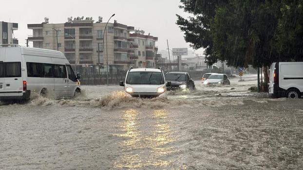 Sağanak yağış hayatı olumsuz etkiledi! Yollar ve bahçeler su altında kaldı