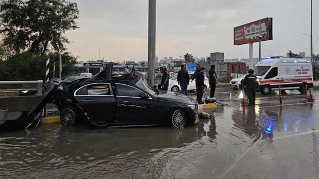 Kontrolden çıkan otomobil direğe çarptı sürücü hayatını kaybetti
