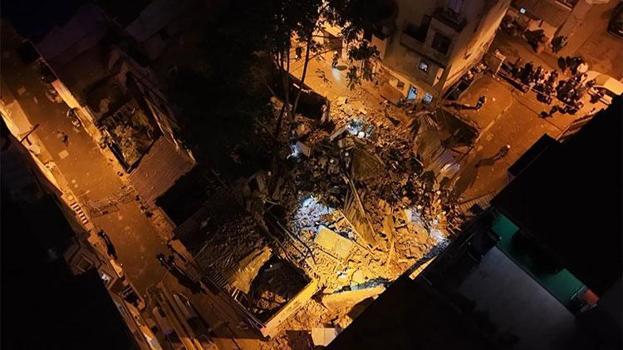 Beyoğlu'nda gece yarısı korku dolu anlar! 5 katlı metruk bina çöktü, bitişikteki binalar da zarar gördü