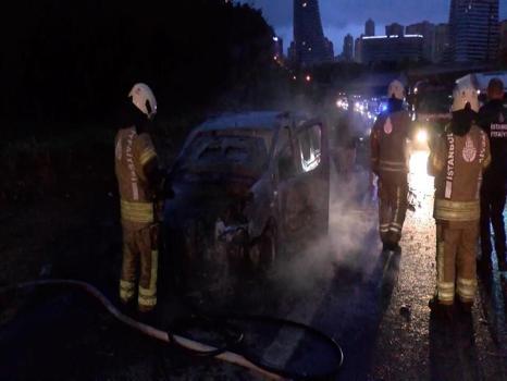 Ümraniye'de hafif ticari araç alev alev yandı
