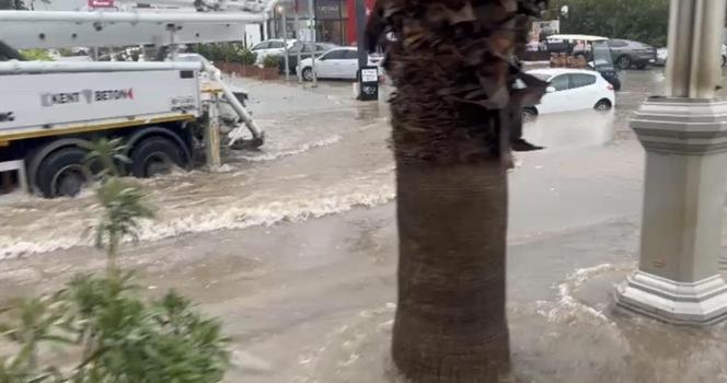 Bodrum’da sağanak dehşeti: Cadde ve sokaklar göle döndü