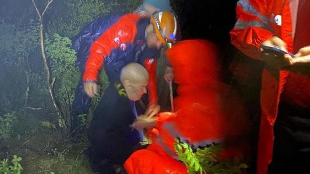 Mantar toplamaya giden yaşlı çift için seferber oldular: Jandarma sırtında taşıdı