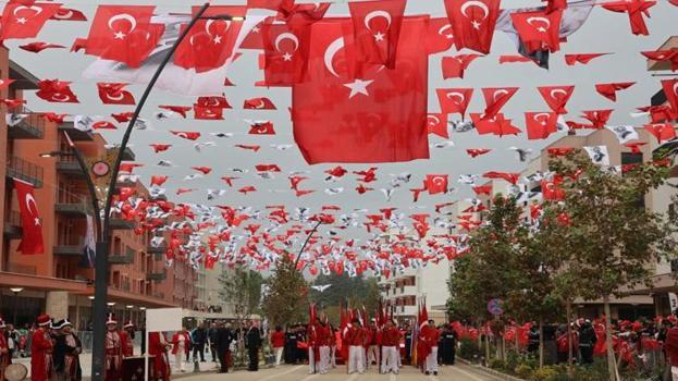 Hatay'da Cumhuriyet coşkusu! Büyük yıkımın yaşandığı cadde yeniden hayat buldu