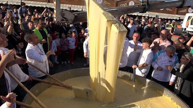 Trabzon Gastronomi Festivali'nde rekor şov: 1 ton 680 kilo kuymak vatandaşa ikram edildi