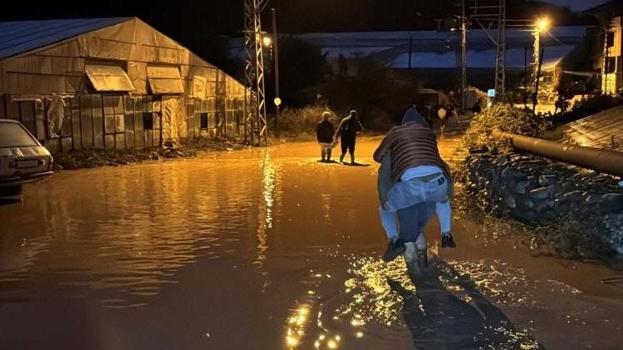 Meteoroloji uyardı Mersin'de sağanak yağış hayatı olumsuz etkiledi