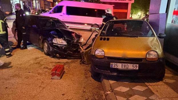 Kavşakta çarpışan otomobiller iş yeri vitrinine çarparak durabildi