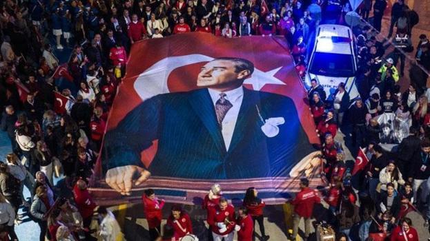 Cumhuriyet'in 103'üncü yıl dönümünde Kuşadası'nda 250 metrelik dev Türk bayrağı açıldı