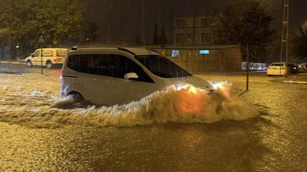 Şiddetli yağışlar hayatı felç etti şehirde birçok araç mahsur kaldı