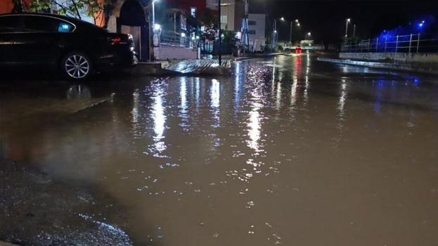 Tekirdağ’da şiddetli sağanak yağış günlük yaşamı olumsuz etkiledi