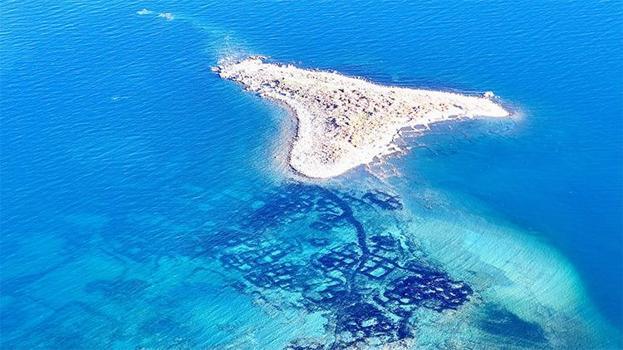 Fotoğraflar her şeyi anlatıyor! Van Gölü’nde sular çekildi, su altındaki gizemli yapılar açığa çıktı