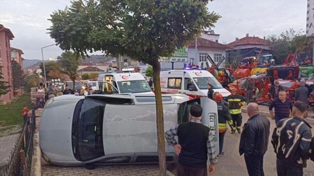 İki otomobilin çarpıştığı trafik kazasında 4 kişi yaralandı