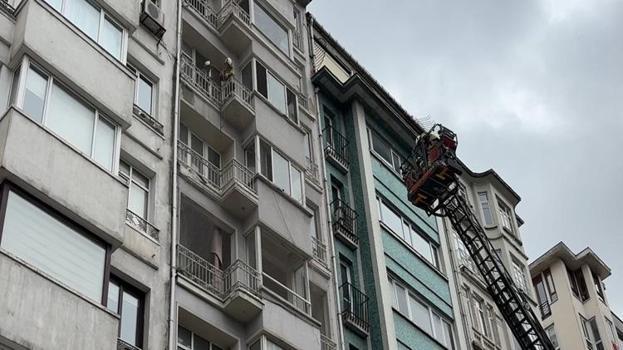Şişli'de korkutan yangın! 8 katlı binadaki dumanları gören sokağa döküldü