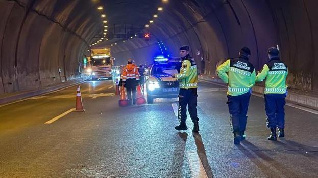 Bolu Dağı Tüneli'nde tırın çarpıp kaçtığı kazanın araç içi kamera görüntüleri ortaya çıktı