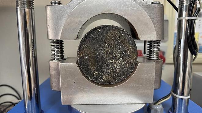 Afyonkarahisar'da bilim insanlarından dünya çapında proje: Cam ve poşet atıklarıyla yaptılar: Yol ömrünü iki katına çıkaracak!