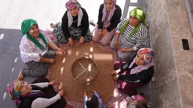 Adıyaman'da köylü kadınlar üreterek deprem yaralarını sardı! Depremzede kadınlara sahip çıktılar