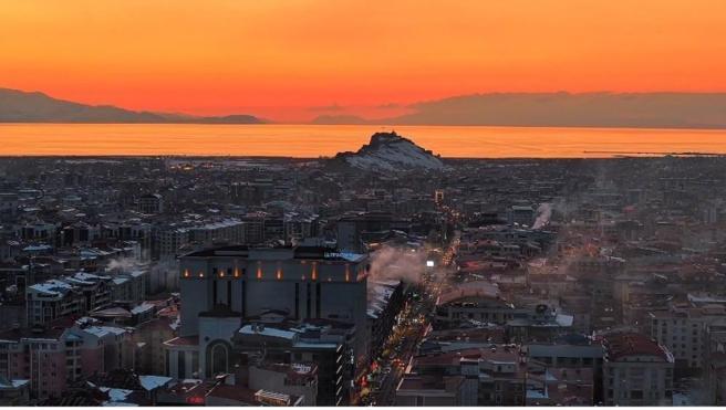 Van Gölü'nde görenleri mest eden manzara! Bu ilk kez oluyor