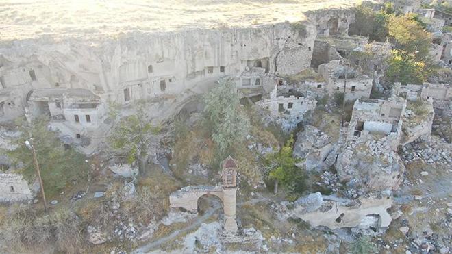 Yamula Barajı'nda 20 yıl sonra bir ilk: Baraj kapakları açıldı, eski köy sulara gömüldü