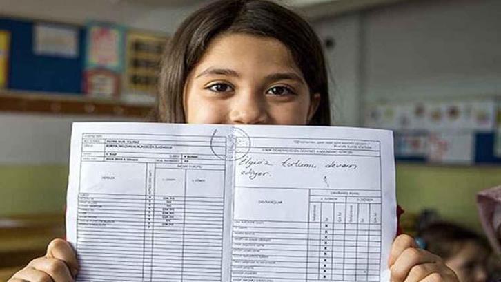Karne mesajları güzel sözler! Karne tebrik mesajları ile kızına, oğluna, yeğenine, torununa mesaj gönder! İşte okul müdürü, öğretmen ve veliler için kısa güzel karne sözleri!