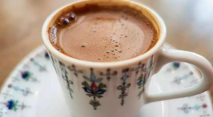 Türk kahvesinin çabuk bayatlamaması için elzem tüyo - İçine 2 tane atın, aylarca taze kalsın!