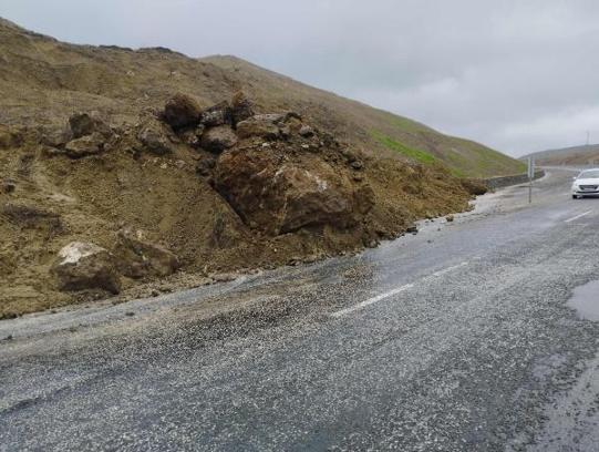 Erzurum kara yolunda heyelan