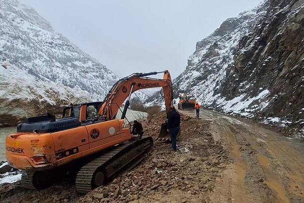 Çığ nedeniyle kapalı olan Çatak-Pervari yolu açıldı