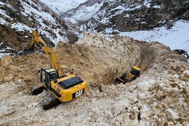 Van'da mahalle yoluna çığ düştü