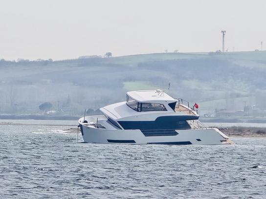 Çanakkale'de karaya oturan tekne kurtarıldı