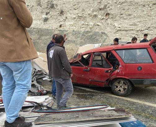 Devrilen TIR'daki malzemelerin otomobilin üzerine düştüğü kazada ölü sayısı 2'ye çıktı