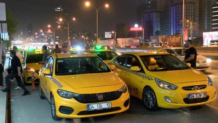 Taksiciler Kadıköy'de toplandı, öldürülen meslektaşları için konvoy yaptı