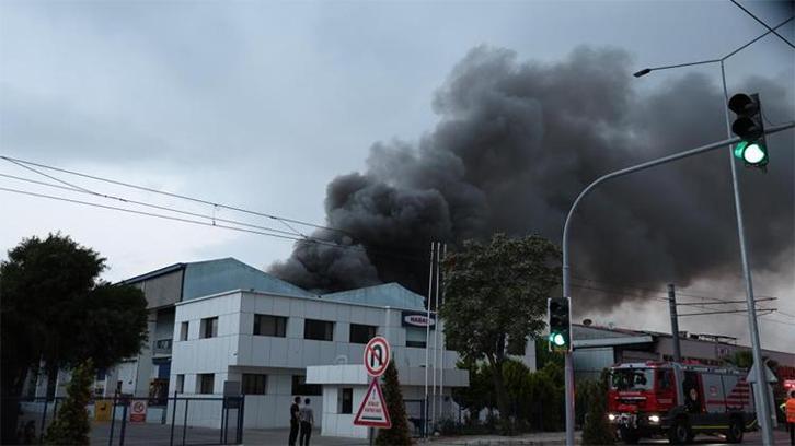İzmir’de iki ayrı fabrikada yangın! Müdahale sürüyor