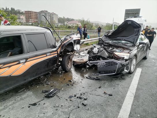 Rize'de kontrolden çıkan otomobil kamyonete çarptı; 1 yaralı