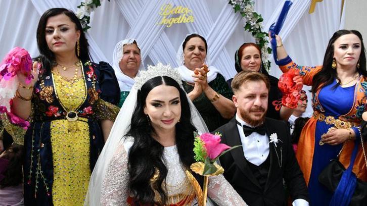 Ukraynalı kadın ile Şırnaklı adam sosyal medyadan tanıştıp dünya evine girdi! Çifte 1 milyonluk takı ve para takıldı