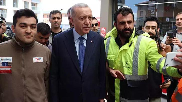 Erdoğan'dan akaryakıt istasyonu ziyareti: Çalışanlarla sohbet etti