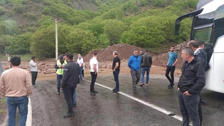 Tunceli-Erzincan karayoluna kaya parçaları düştü: Yol araç trafiğine kapandı